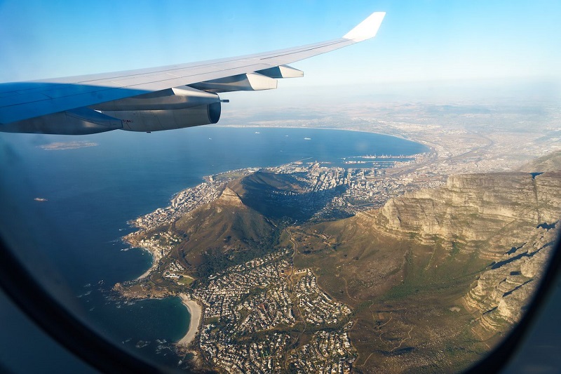 Avião passando pela Cidade do Cabo
