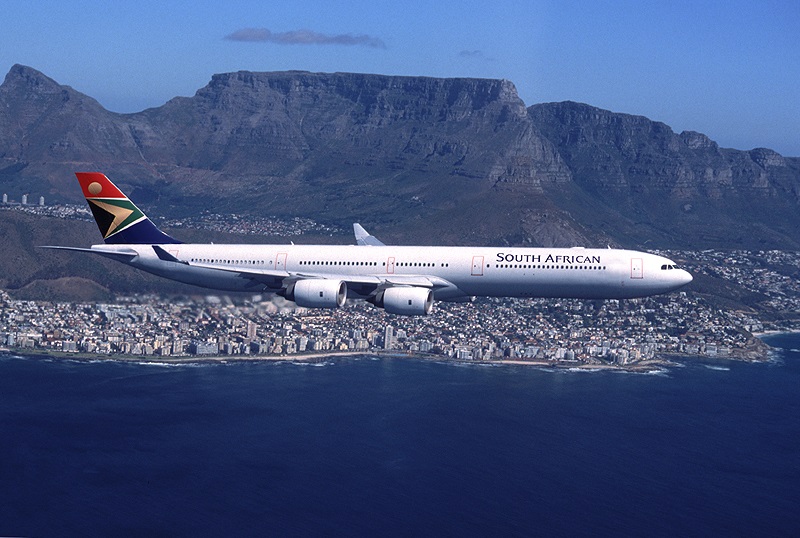 Avião sobrevoando toda a África do Sul 