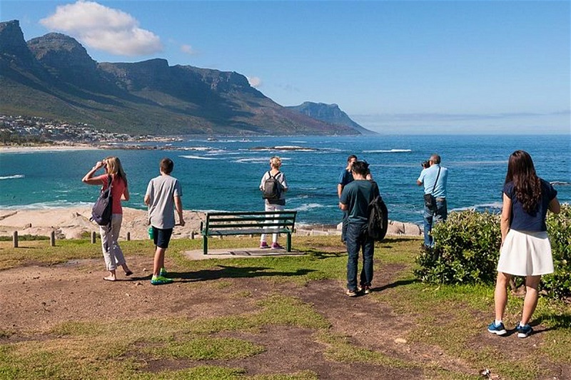 Pessoas visitando a Península del Cabo na África do Sul