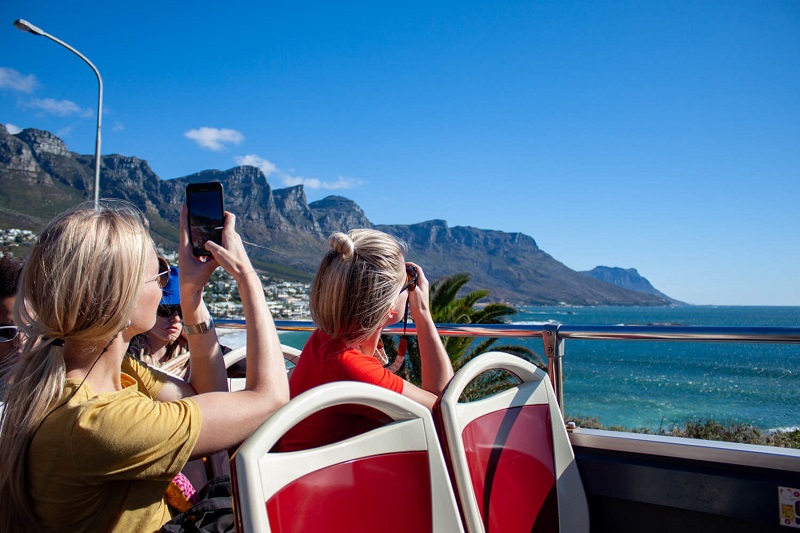 Turistas usando o celular na Cidade do Cabo