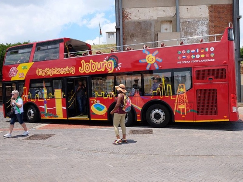 Turistas no ônibus turístico em Joanesburgo