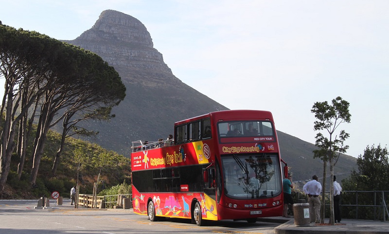 Vista de ônibus turístico na Cidade do Cabo