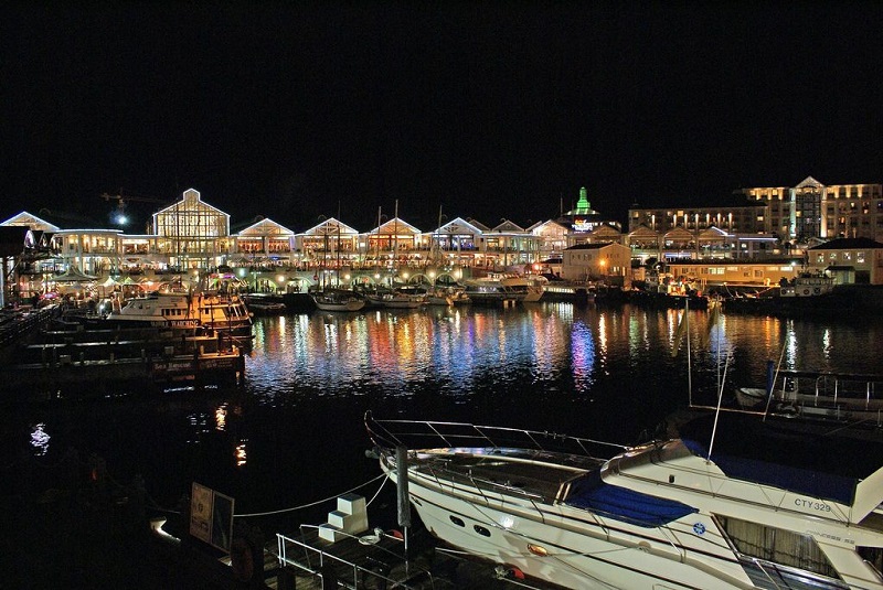 V&A Waterfront durante à noite na Cidade do Cabo