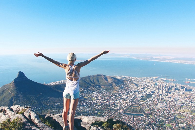 Turista curtindo o visual de Table Mountain na Cidade do Cabo
