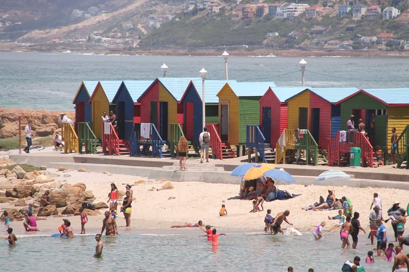 Banhistas em Muizenberg Beach na Cidade do Cabo