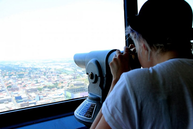 Turista contemplando vista de Joanesburgo