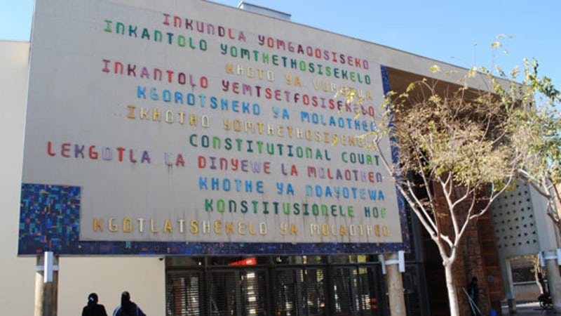 Dizeres na entrada da Constituição Hill em Joanesburgo