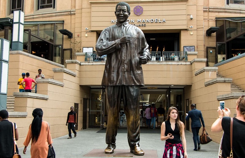 Foto com a estátua de Nelson Mandela na Nelson Mandela Square - Joanesburgo