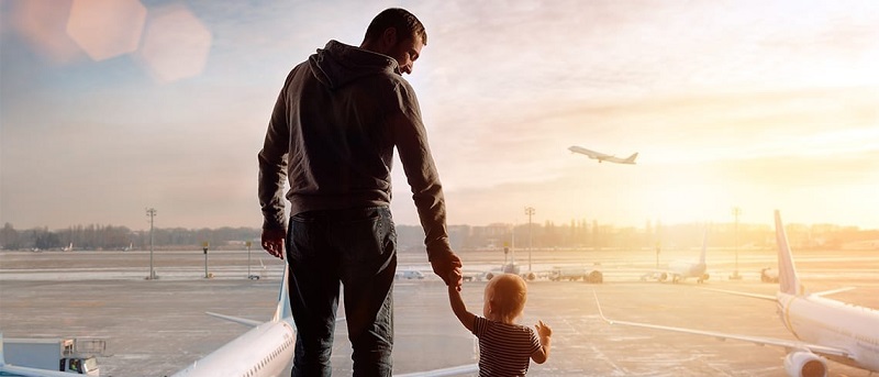 Pai e filho em aeroporto