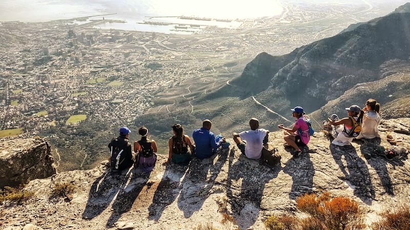 Amigos contemplando vista da Table Mountain