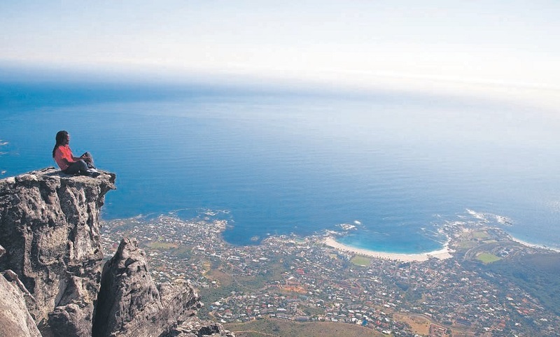 Turista contemplando vista da Cidade do Cabo