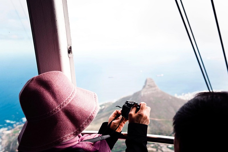 Turista fazendo fotos da Cidade do Cabo